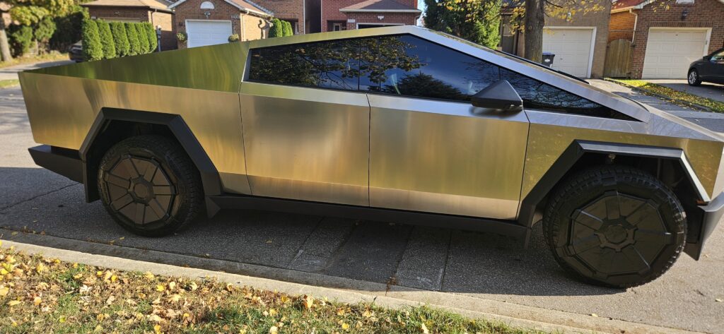 Tesla Cybertruck - Sun reflection on the stainless steel body panels