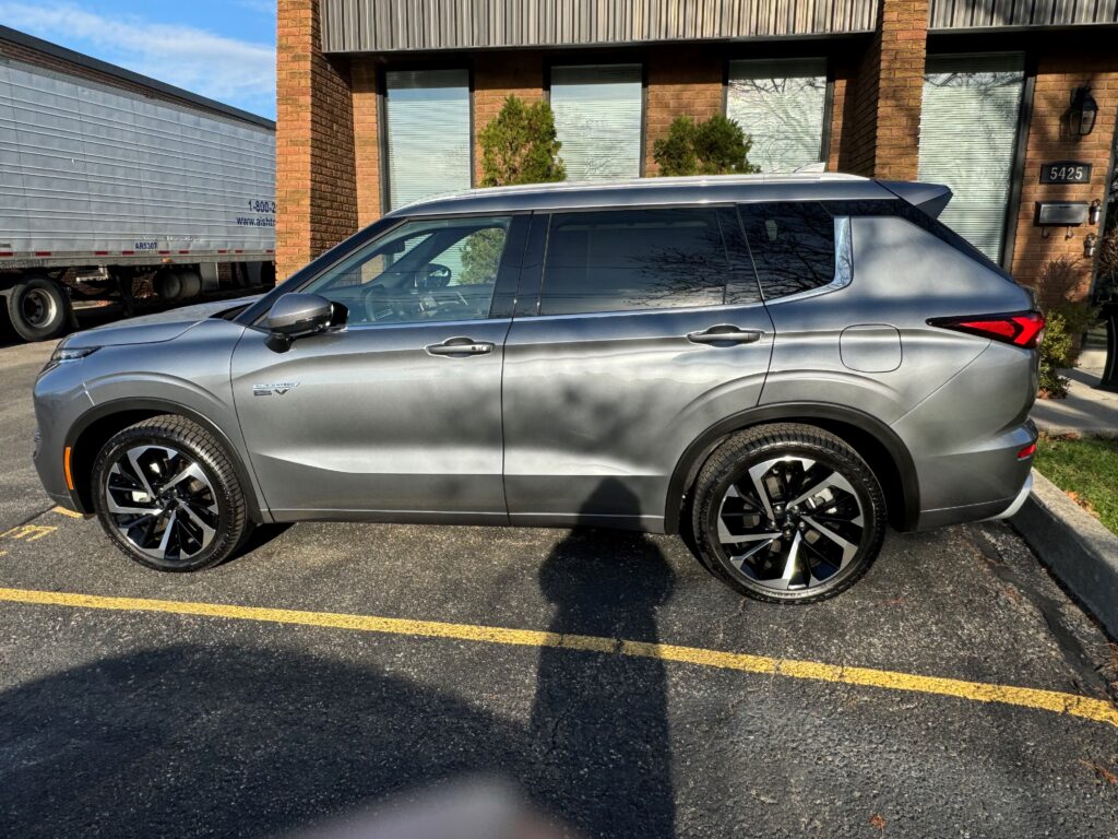 2024 Mitsubishi Outlander PHEV - Side