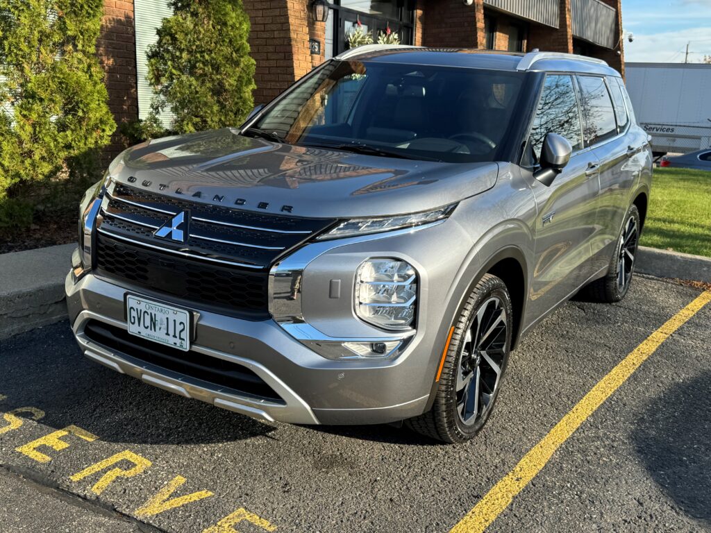 2024 Mitsubishi Outlander PHEV - Front