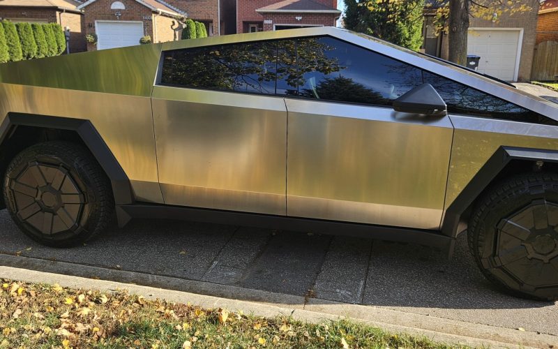 Tesla Cybertruck - Sun reflection on the stainless steel body panels