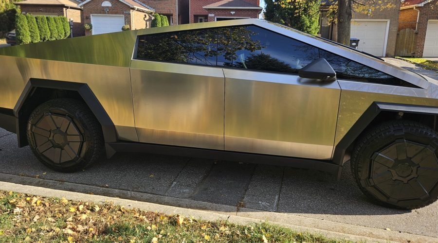 Tesla Cybertruck - Sun reflection on the stainless steel body panels